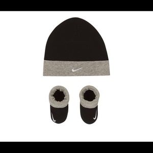 New Nike beanie & sock set